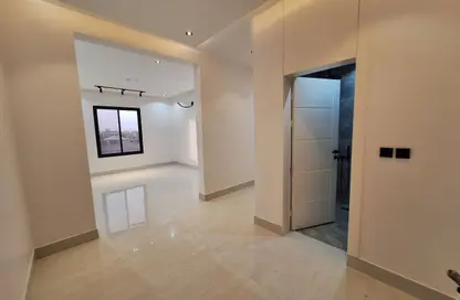 Apartment - 5 Bedrooms - 3 Bathrooms for sale in Al Munisiyah - Riyadh - Ar Riyadh